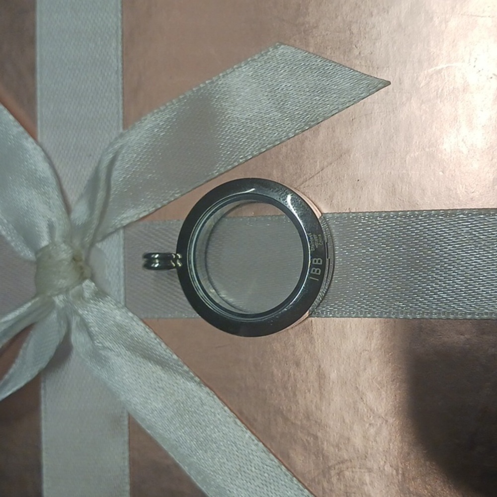 Medium Locket - Picture 2 of 2